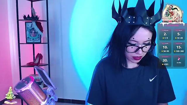 Snapshot of girldom chatting on 12.17.25 girldom online show from 12.17.25