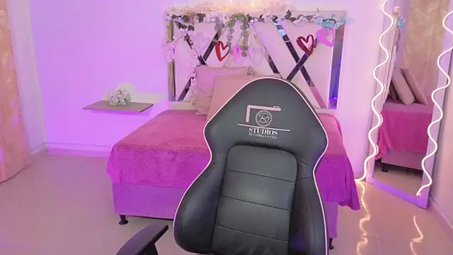 ZURY TAY online show from 11.05.25