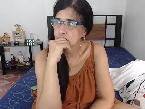 Snapshot of Prettysweetmum chatting on 11.26.25 Prettysweetmum online show from 11.26.25