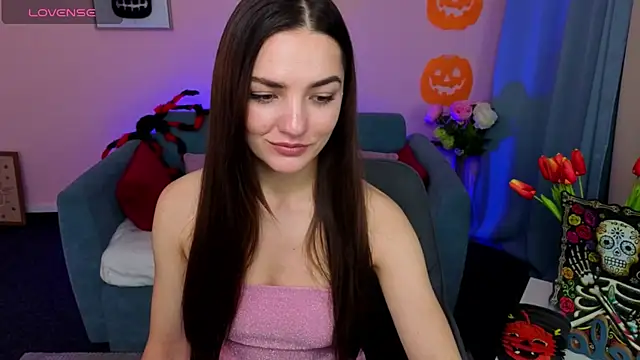 MyEllaLuvs online show from 10.27.25