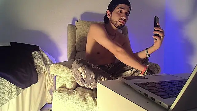 Snapshot of Dimax_xxx chatting on 12.17.25 Dimax xxx online show from 12.17.25