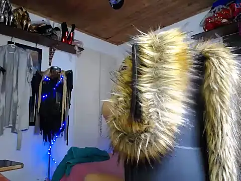 Snapshot of sashastarfire chatting on 11.13.25 sashastarfire online show from 11.13.25