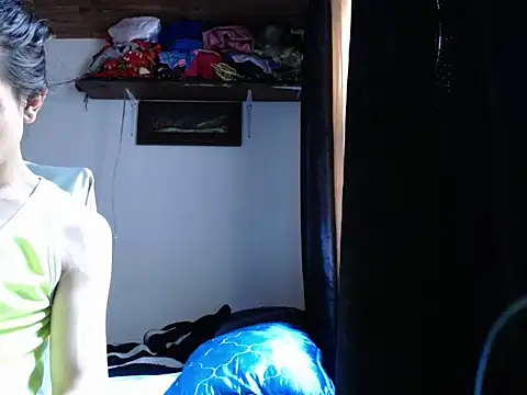 Snapshot of sashastarfire chatting on 11.20.25 sashastarfire online show from 11.20.25