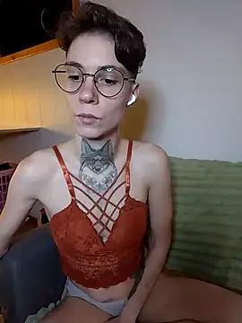 HoneySquirrel online show from 04.03.26