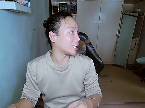 Snapshot of YourNikkieXxx chatting on 12.04.25 YourNikkieXxx online show from 12.04.25