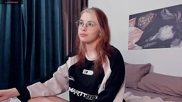 Snapshot of VedaSchulz chatting on 10.05.25 VedaSchulz online show from 10.05.25