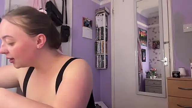 Snapshot of SexySashaxox chatting on 09.13.25 SexySashaxox online show from 09.13.25