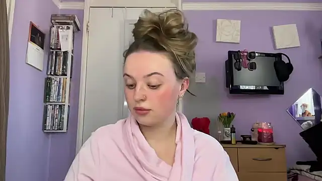 Snapshot of SexySashaxox chatting on 10.25.25 SexySashaxox online show from 10.25.25