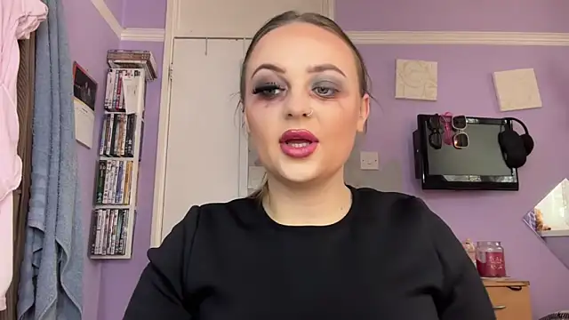 Snapshot of SexySashaxox chatting on 10.31.25 SexySashaxox online show from 10.31.25