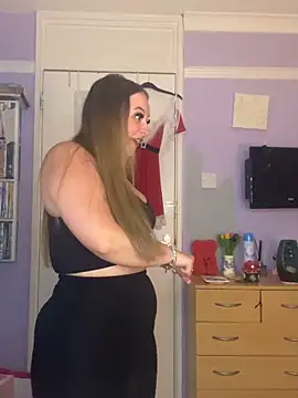 Snapshot of SexySashaxox chatting on 12.16.25 SexySashaxox online show from 12.16.25