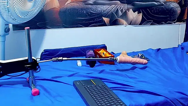 Snapshot of MiaBlaze_ chatting on 11.15.25 MiaBlaze online show from 11.15.25