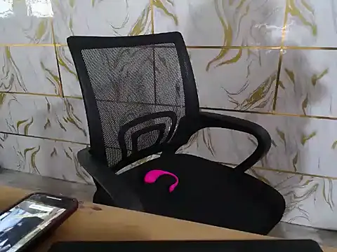 Snapshot of Lyzizi_lovely09 chatting on 12.21.25 Lyzizi lovely09 online show from 12.21.25