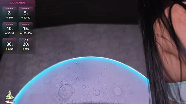 ReinaChloe online show from 11.17.25