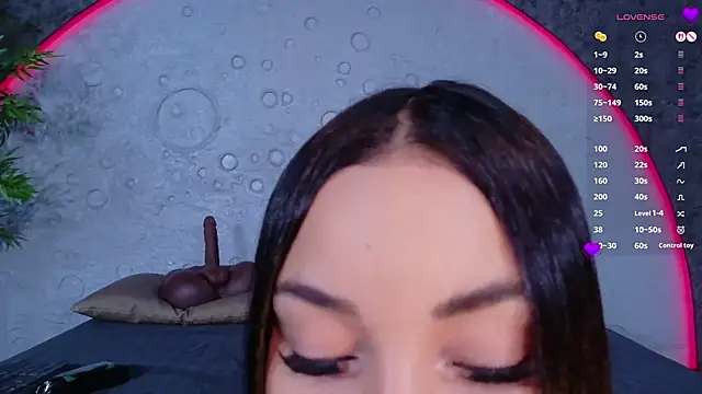 ReinaChloe online show from 04.17.26