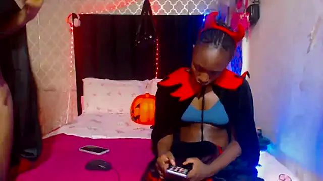 Snapshot of LonelyQueenxx25 chatting on 10.31.25 LonelyQueenxx25 online show from 10.31.25