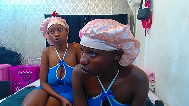 Snapshot of LonelyQueenxx25 chatting on 11.28.25 LonelyQueenxx25 online show from 11.28.25