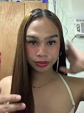 Snapshot of Essie_08 chatting on 11.21.25 Essie 08 online show from 11.21.25