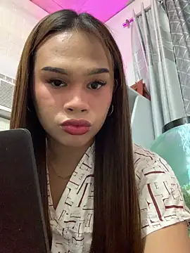 Snapshot of Essie_08 chatting on 12.17.25 Essie 08 online show from 12.17.25