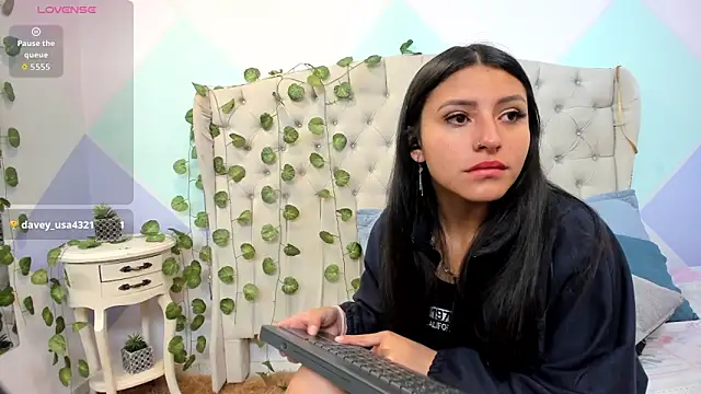 ZaharaSkylar online show from 10.27.25