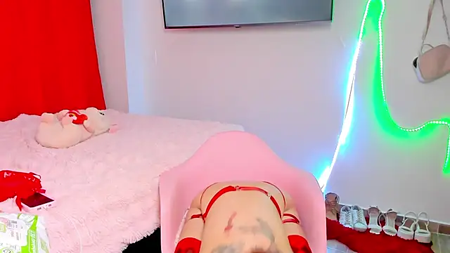 Snapshot of larsonbeverly chatting on 10.24.25 larsonbeverly online show from 10.24.25