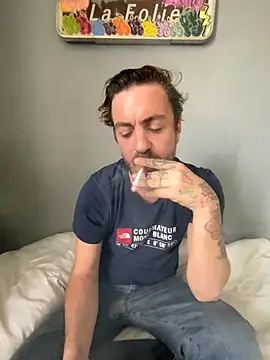 Snapshot of 3615-ULLA chatting on 11.04.25 3615-ULLA online show from 11.04.25