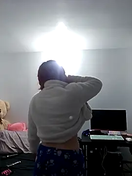 Snapshot of lunnaa_ chatting on 11.30.25 lunnaa online show from 11.30.25