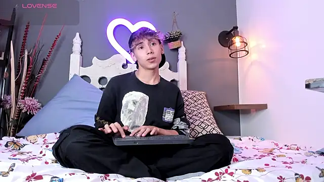 Twinkie Hung online show from 09.08.25