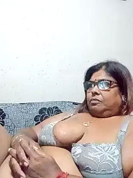 Snapshot of mileesha chatting on 10.23.25 mileesha online show from 10.23.25