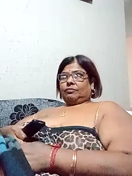 Snapshot of mileesha chatting on 11.18.25 mileesha online show from 11.18.25