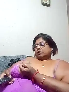 Snapshot of mileesha chatting on 11.21.25 mileesha online show from 11.21.25