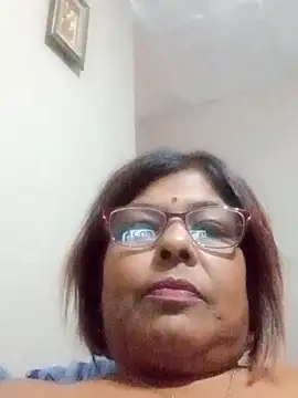 Snapshot of mileesha chatting on 11.28.25 mileesha online show from 11.28.25