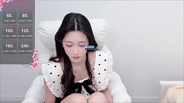 Snapshot of R_R6 chatting on 12.15.25 R R6 online show from 12.15.25