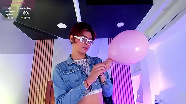 Snapshot of DannysaStar chatting on 09.10.25 DannysaStar online show from 09.10.25