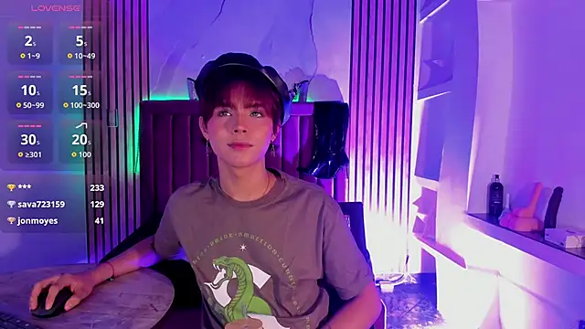 Snapshot of DannysaStar chatting on 10.04.25 DannysaStar online show from 10.04.25