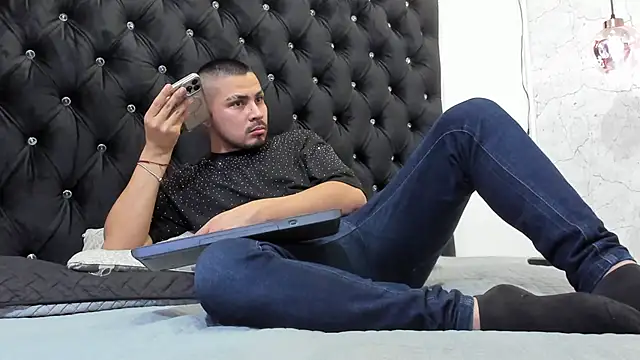 Snapshot of AndresSterling_ chatting on 09.22.25 AndresSterling online show from 09.22.25