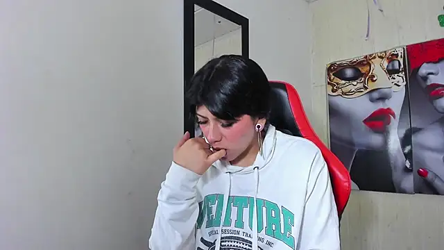 Snapshot of Raven_Rouge_ chatting on 09.20.25 Raven Rouge online show from 09.20.25