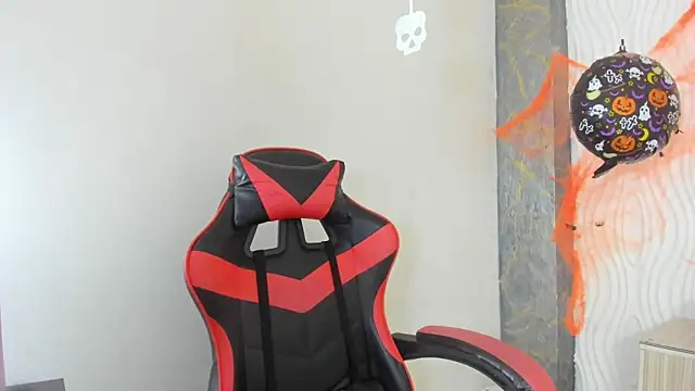 Snapshot of Raven_Rouge_ chatting on 10.30.25 Raven Rouge online show from 10.30.25