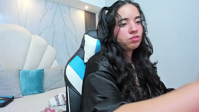 Snapshot of Nicol_Chang chatting on 02.19.26 Nicol Chang online show from 02.19.26