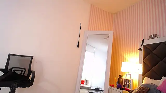 ViictoriaJones  online show from 10.27.25