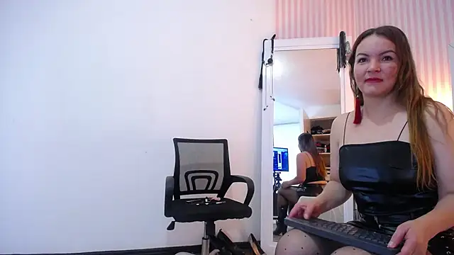 ViictoriaJones  online show from 10.28.25