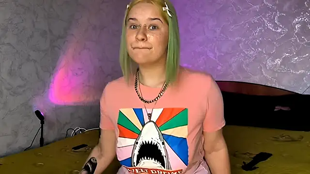 Snapshot of NeonNectar_ chatting on 10.07.25 NeonNectar online show from 10.07.25