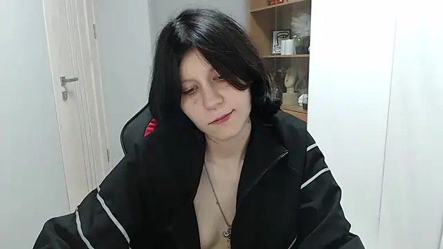 Snapshot of TinaQuiin chatting on 09.15.25 TinaQuiin online show from 09.15.25
