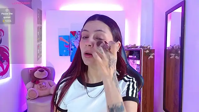 AlanaGarcia19 online show from 12.15.25