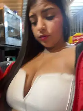 Snapshot of Isaa-Sweet chatting on 11.26.25 Isaa-Sweet online show from 11.26.25