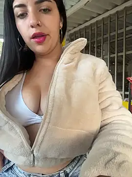 Snapshot of Isaa-Sweet chatting on 12.01.25 Isaa-Sweet online show from 12.01.25