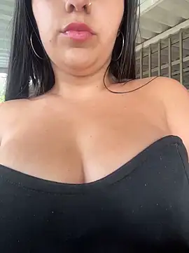 Snapshot of Isaa-Sweet chatting on 12.04.25 Isaa-Sweet online show from 12.04.25