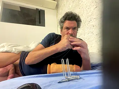 Snapshot of twitshe chatting on 10.30.25 twitshe online show from 10.30.25