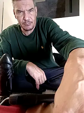 Snapshot of twitshe chatting on 11.24.25 twitshe online show from 11.24.25