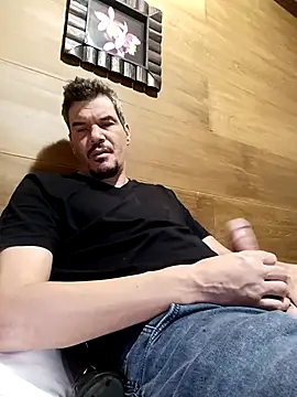 Snapshot of twitshe chatting on 12.14.25 twitshe online show from 12.14.25