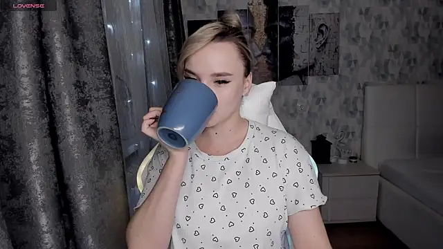 KiraKrox online show from 10.30.25